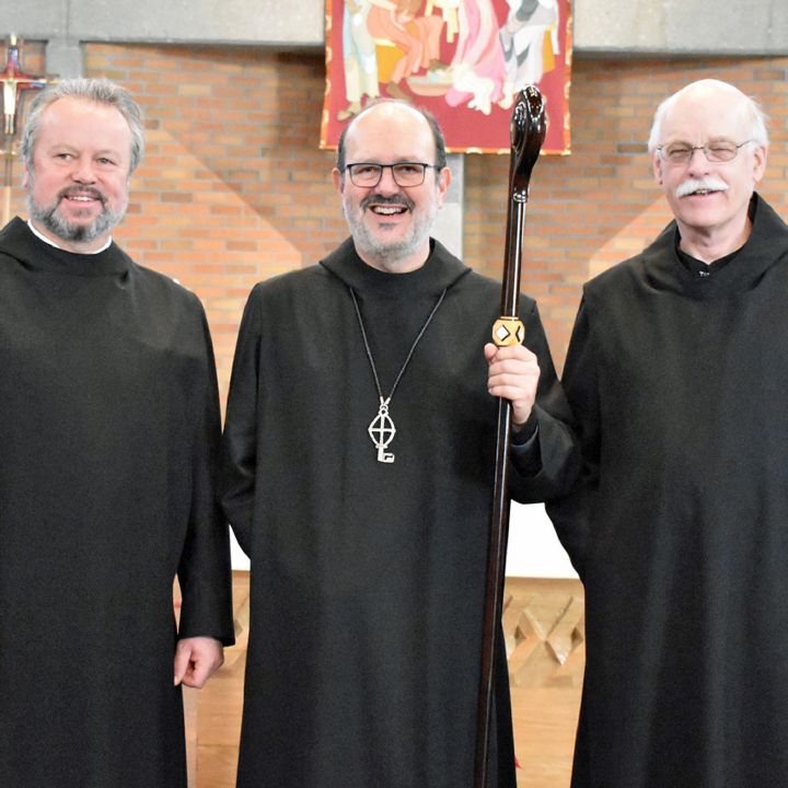 Pater Anastasius Reiser, neuer Prior des Priorats Schuyler in Nebraska (USA), Abt Michael Reepen und Reisers Vorgänger im Amt Pater Joel Macul (von links).