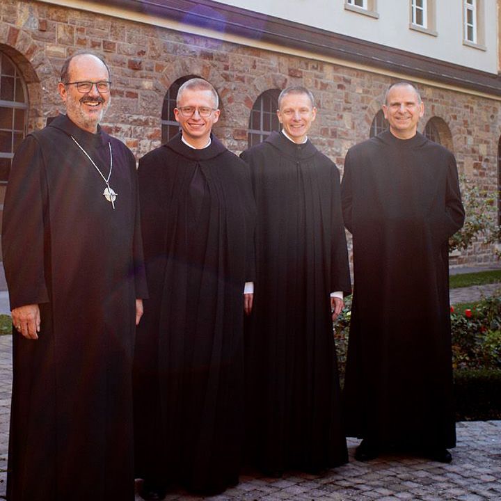 Gottesdienst zur Feier der Zeitlichen Profess: Abt Michael Reepen, Pater Simon Schrott, Bruder Willibrord Wagener und Novizenmeister Pater Frank Möhler.
